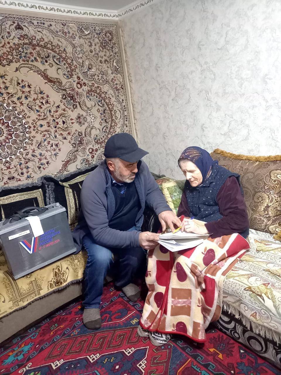 ☑️Социальные работники отделения социального обслуживания граждан пожилого возраста и инвалидов совместно с членами избирательной комиссии также осуществляют обход избирателей на дому.